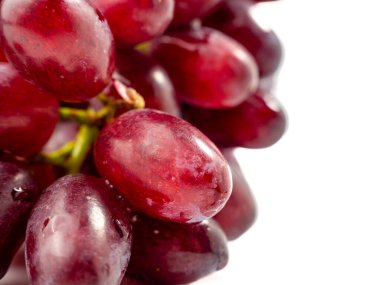 Beyaz arka planda izole edilmiş olgun sulu üzümler. Yakın plan..