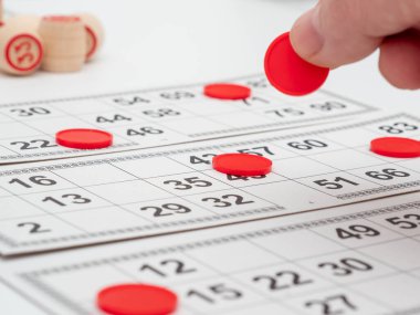Masa oyunu tombalası. Plastik elinde çiplerle oynuyor. Yakın plan..