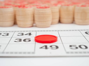 Masa oyunu tombalası. Piyango numaraları olan tahta fıçılar, oyun için iskambil kartları. Yakın plan..