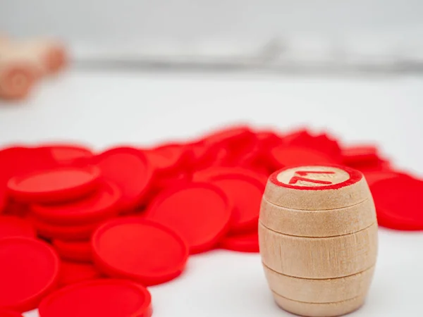 ボードゲームビンゴ 木製の樽 ロット番号 ゲームのためのトランプ — ストック写真