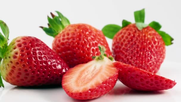 Rotierende Reife Saftige Erdbeeren Auf Weißem Hintergrund Nahaufnahme — Stockvideo