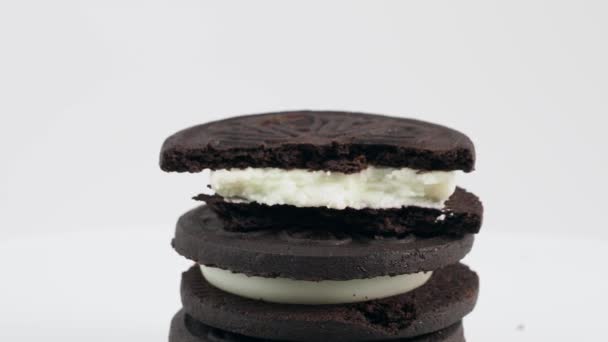白い背景で回転する黒おいしいクッキー — ストック動画