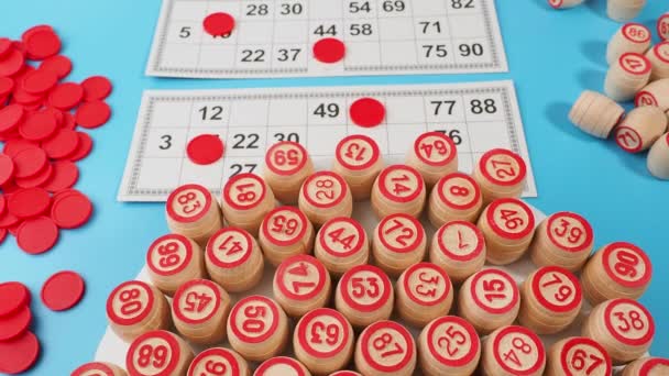 ビンゴボードゲーム 木製の樽をビンゴ番号で回転させる — ストック動画