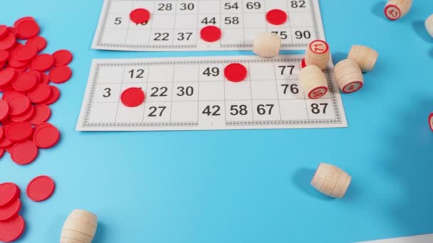 ビンゴボードゲーム 数字ビンゴチップとカードを持つ木製のバレル — ストック動画