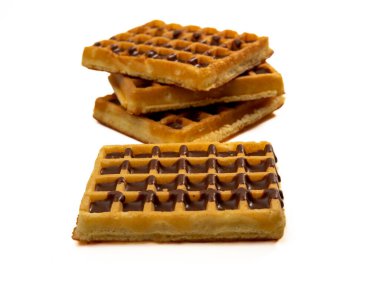 Beyaz arka planda izole edilmiş çikolatalı waffle. Çikolatalı waffle. Yakın plan..