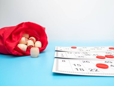 Masa oyunu tombalası. Piyango numaraları olan tahta fıçılar, oyun için iskambil kartları. Yakın plan..