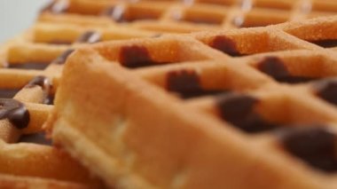 Dönüşümlü çikolatalı waffle. Çikolatalı waffle. Yakın plan..
