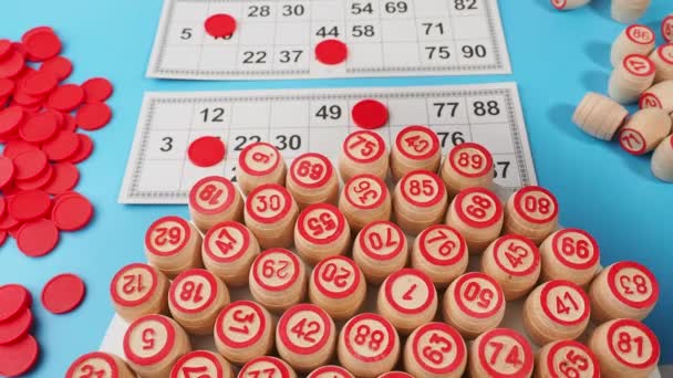Bingo Brädspel Roterande Träfat Med Bingonummer Närbild — Stockvideo