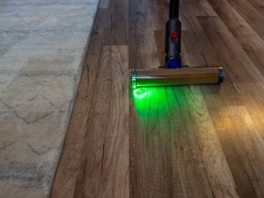 Modern bir elektrikli süpürgeyle süpürülmüş. Daireyi temizliyorum. Yakın plan..