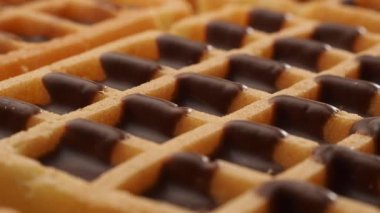 Dönüşümlü çikolatalı waffle. Çikolatalı waffle. Yakın plan..