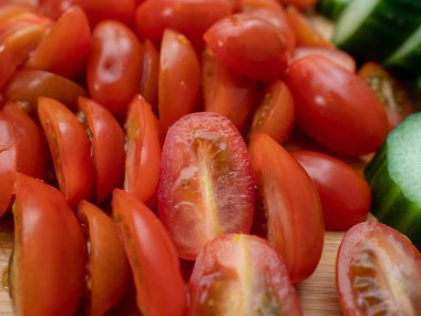 Salatalık ve domates doğranmış. Salatalık ve domatesli salata. yakın plan.