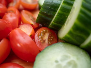 Salatalık ve domates doğranmış. Salatalık ve domatesli salata. yakın plan.