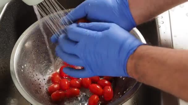 用流动的水洗西红柿 在水的飞溅中的西红柿 特写镜头 — 图库视频影像