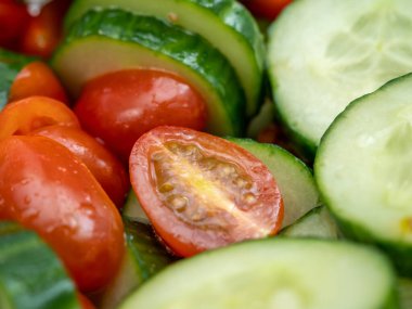 Salatalık ve domates doğranmış. Salatalık ve domatesli salata. yakın plan.