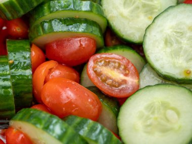 Salatalık ve domates doğranmış. Salatalık ve domatesli salata. yakın plan.