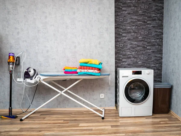 Interior Ruang Cuci Dengan Mesin Cuci Menghadap Dinding Mesin Cuci — Stok Foto