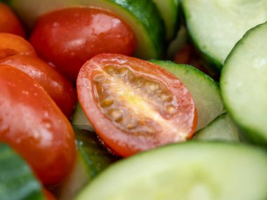 Salatalık ve domates doğranmış. Salatalık ve domatesli salata. yakın plan.