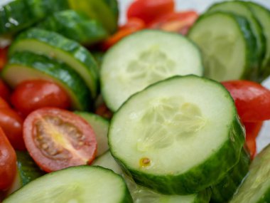 Salatalık ve domates doğranmış. Salatalık ve domatesli salata. yakın plan.