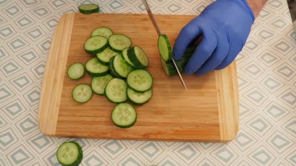 黄瓜和西红柿被切在一块切菜板上做沙拉 特写镜头 — 图库视频影像