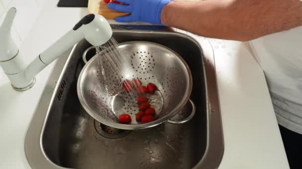 用流动的水洗西红柿 在水的飞溅中的西红柿 特写镜头 — 图库视频影像