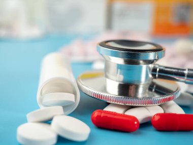 İlaçlar ve steteskop. Kapsüller ve tabletler. Yakın plan..