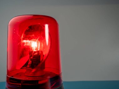Kırmızı dönen işaret fişeği. Kırmızı yanıp sönen ışık. Uyarı sinyali. Yakın plan..