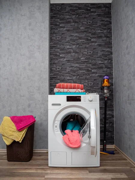 Wasserij Kamer Interieur Met Wasmachine Tegen Muur Moderne Wasmachine — Stockfoto