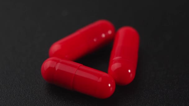 Κόκκινες Περιστρεφόμενες Ιατρικές Κάψουλες Φάρμακα Κοντινό Πλάνο — Αρχείο Βίντεο