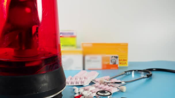 Lampu Suar Merah Dan Obat Obatan Kapsul Dan Tablet Close — Stok Video