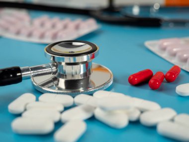 İlaçlar ve steteskop. Kapsüller ve tabletler. Yakın plan..