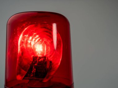 Kırmızı dönen işaret fişeği. Kırmızı yanıp sönen ışık. Uyarı sinyali. Yakın plan..