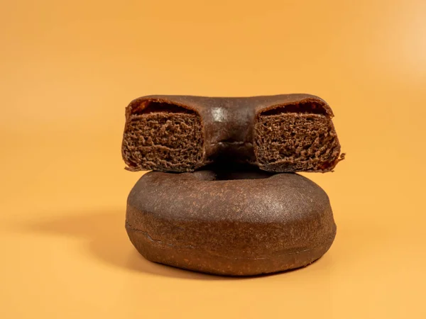 Frischer Dunkler Vegetarischer Donut Auf Orangefarbenem Hintergrund Nahaufnahme — Stockfoto