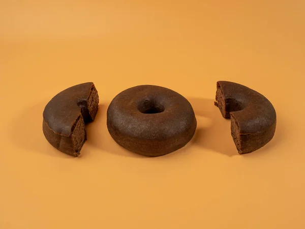Frischer Dunkler Vegetarischer Donut Auf Orangefarbenem Hintergrund Nahaufnahme — Stockfoto