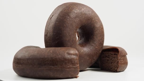 Rotující Tmavý Vegetariánský Kobliha Izolované Bílém Pozadí Donut Close — Stock video