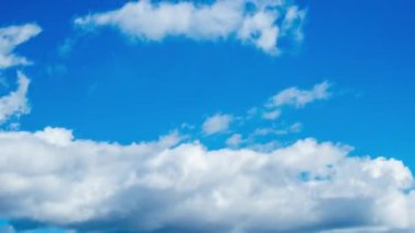 Mavi gökyüzünde beyaz bulutlar. Zaman bulutu. Güzel bulutlar.