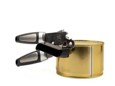 Konserve açacağı beyaz arkaplanda izole edilmiş. Metal konserve açacağı. Yakın plan..