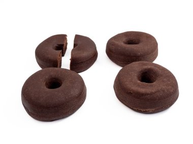 Siyah vejetaryen çöreği beyaz arka planda izole edilmiş. Yakın plan..