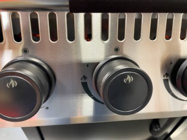 Paslanmaz çelik gaz ızgara kontrolleri. Modern gaz ızgarası. Yakın plan..