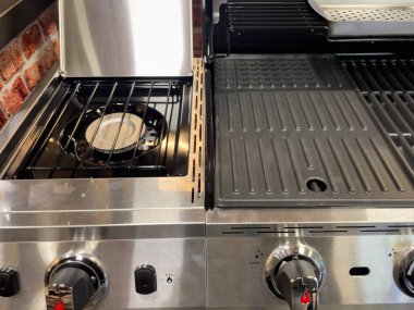 Paslanmaz çelik gaz ızgara kontrolleri. Modern gaz ızgarası. Yakın plan..