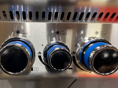 Paslanmaz çelik gaz ızgara kontrolleri. Modern gaz ızgarası. Yakın plan..