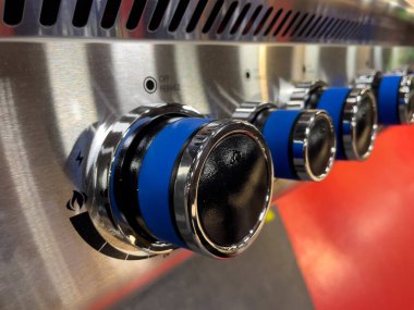 Paslanmaz çelik gaz ızgara kontrolleri. Modern gaz ızgarası. Yakın plan..