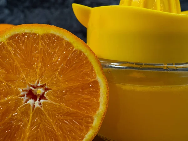 橙汁加成熟的橙子 新鲜果汁 灰色背景 — 图库照片