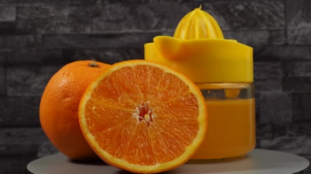 Spremiagrumi Arancioni Con Arance Mature Succo Fresco Fondo Grigio — Video Stock