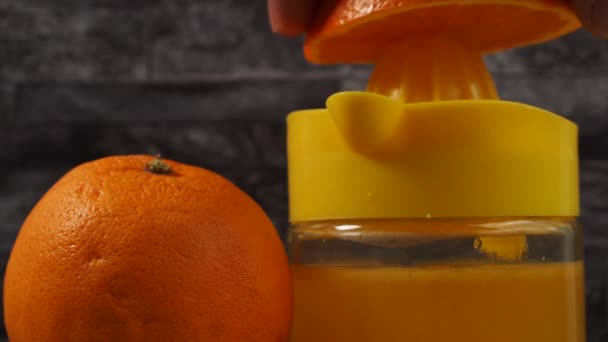Apelsinjuice Med Mogna Apelsiner Färsk Juice Grå Bakgrund — Stockvideo