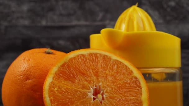 Spremiagrumi Arancioni Con Arance Mature Succo Fresco Fondo Grigio — Video Stock
