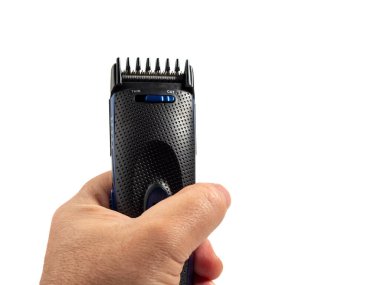 Beyaz arka planda el yapımı saç makasıyla izole edilmiş. Modern saç makası. Yakın plan..