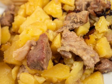 Tabağında et olan bir tabak kızarmış patates. Lezzetli..