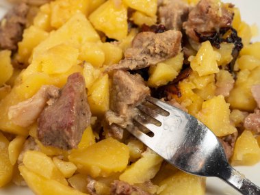 Tabağında et olan bir tabak kızarmış patates. Lezzetli..