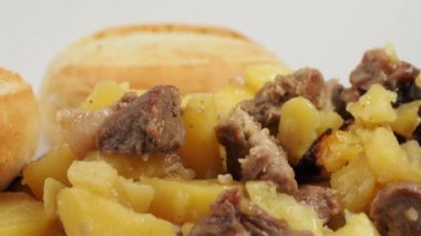 Tabağında et olan kızarmış patates tabağı. Lezzetli..
