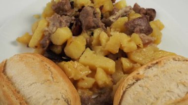 Tabağında et olan kızarmış patates tabağı. Lezzetli..